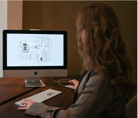 Interieurontwerpster van Mobilia werkt op kantoor aan een plattegrond