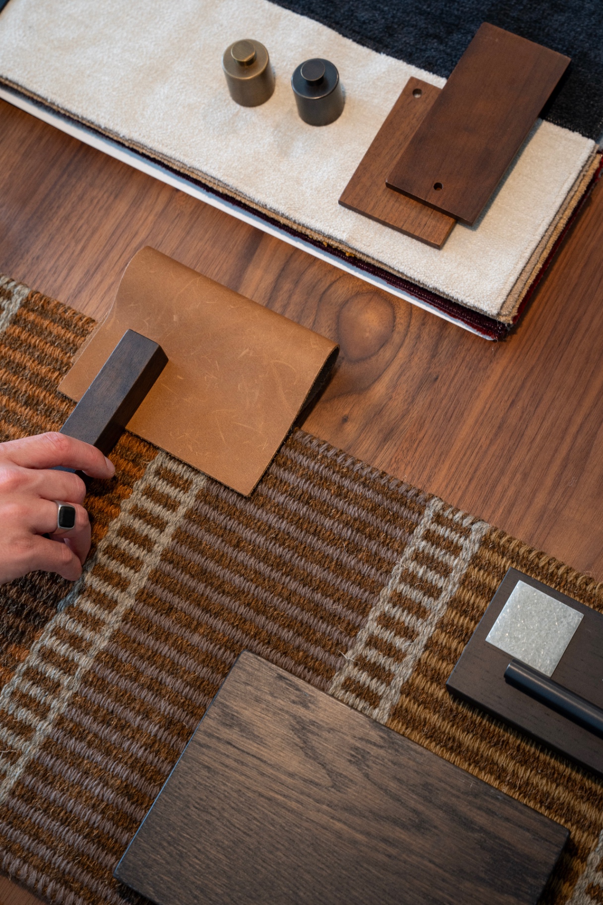 Materiaalstalen en stoffen in de showroom van Mobilia